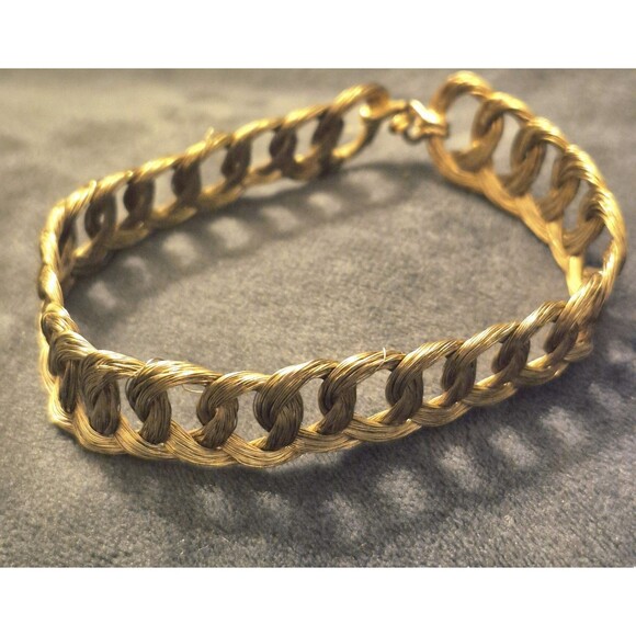 Vintage Gold Tone Wire Interlocking Bracelet  Shepherd's Hook Clasp 8" .5 " Wide - Picture 1 of 6